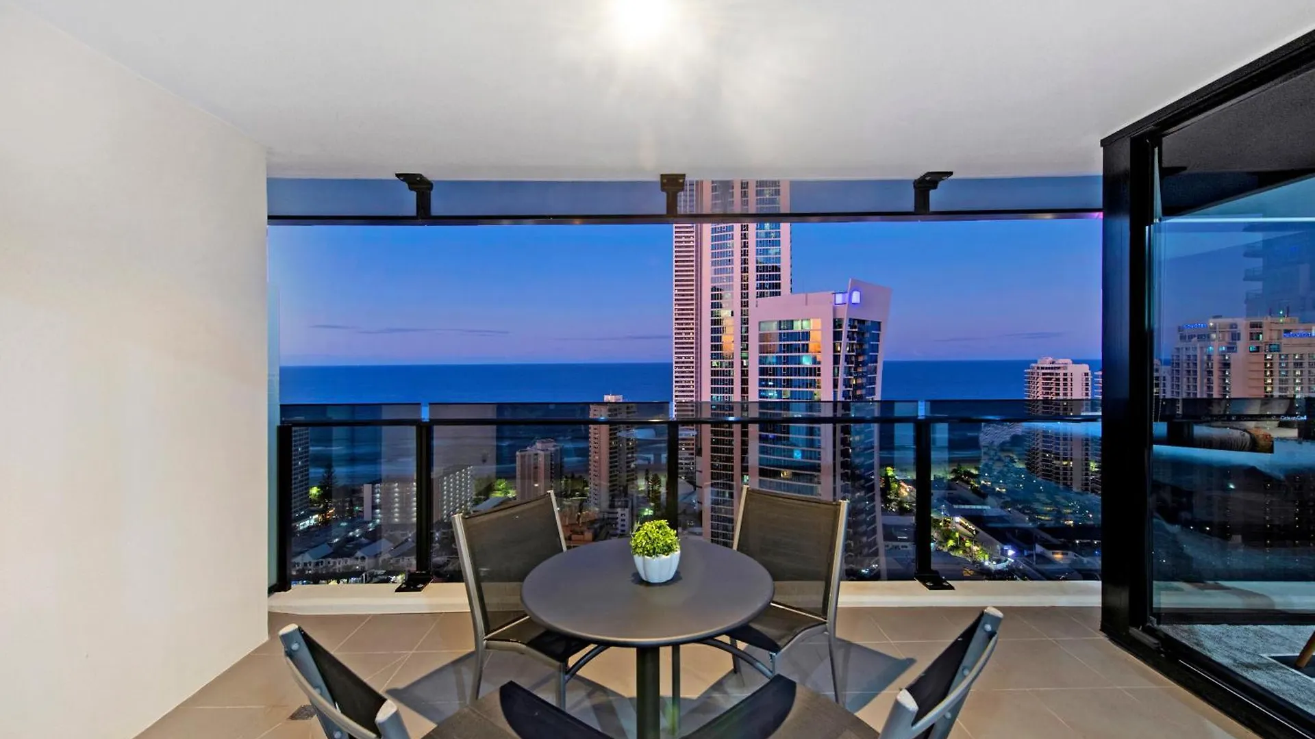 Circle On Cavill - Self Contained & Privately Managed Apartments - Wow Stay Gold Coast
