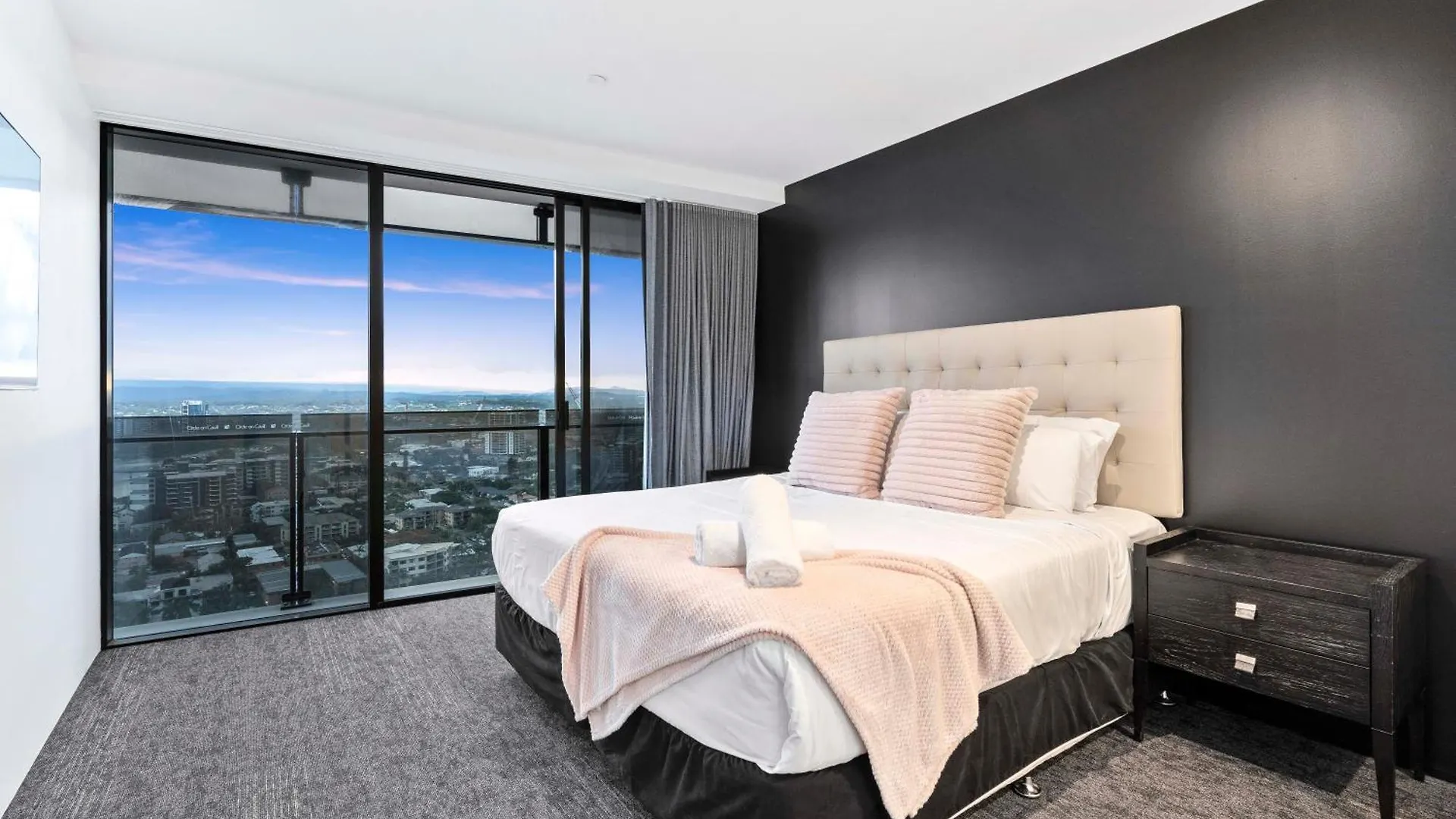 Circle On Cavill - Self Contained & Privately Managed Apartments - Wow Stay Gold Coast