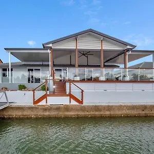 Stunning 4br House With Pool & Waterfront View Holiday home
