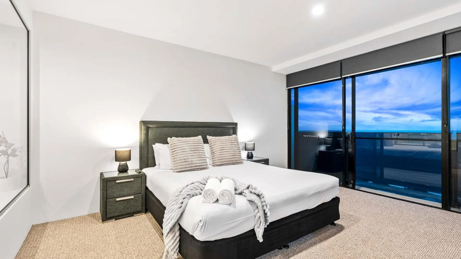 Circle On Cavill - Self Contained & Privately Managed Apartments - Wow Stay Gold Coast Australia