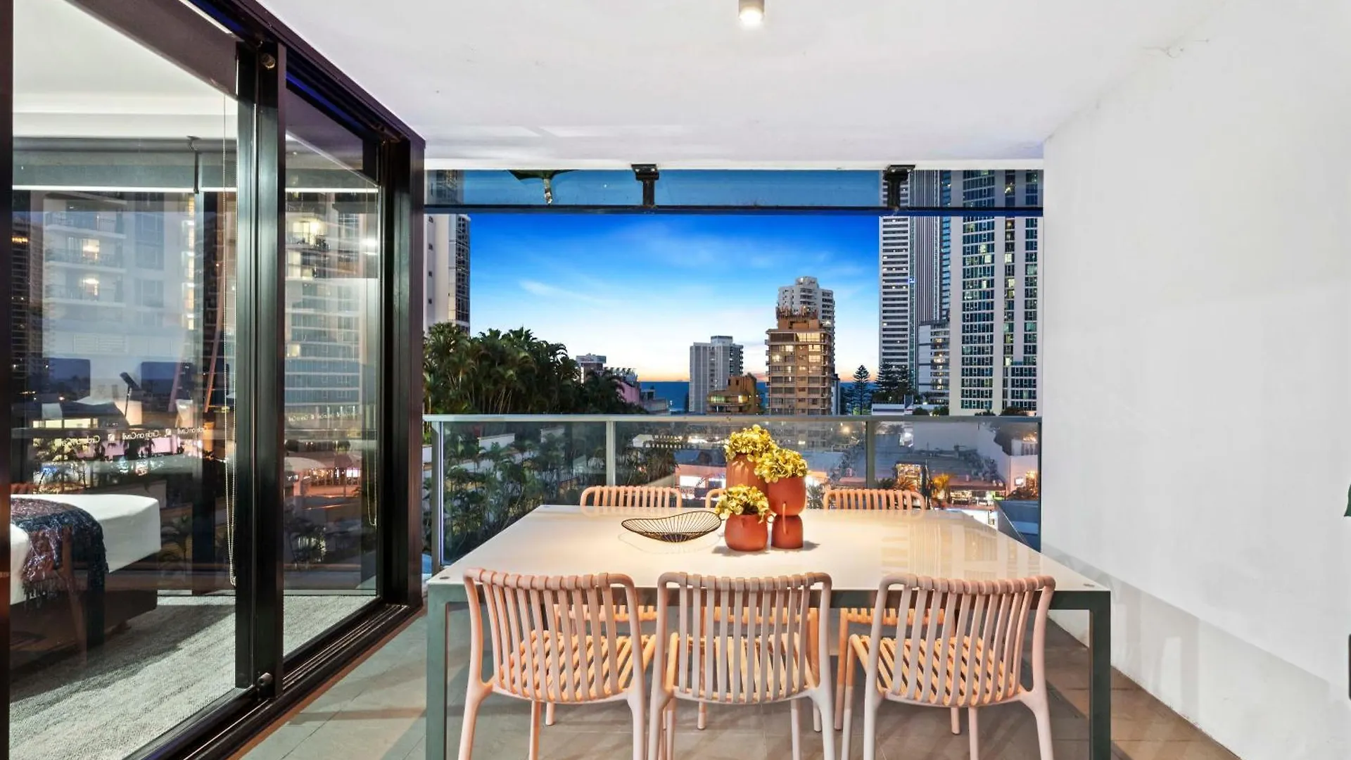 Circle On Cavill - Self Contained & Privately Managed Apartments - Wow Stay Gold Coast