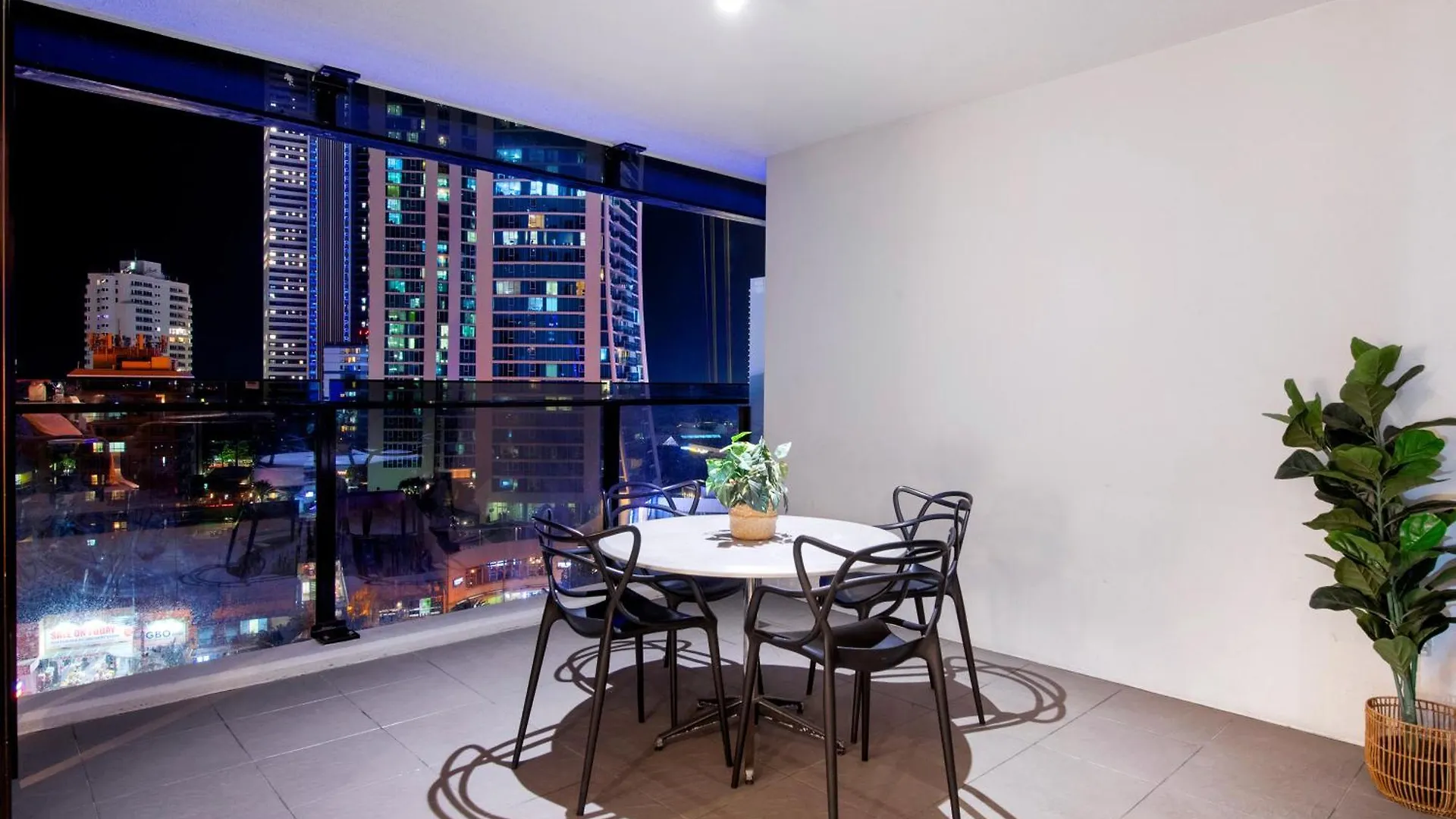 Circle On Cavill - Self Contained & Privately Managed Apartments - Wow Stay Gold Coast