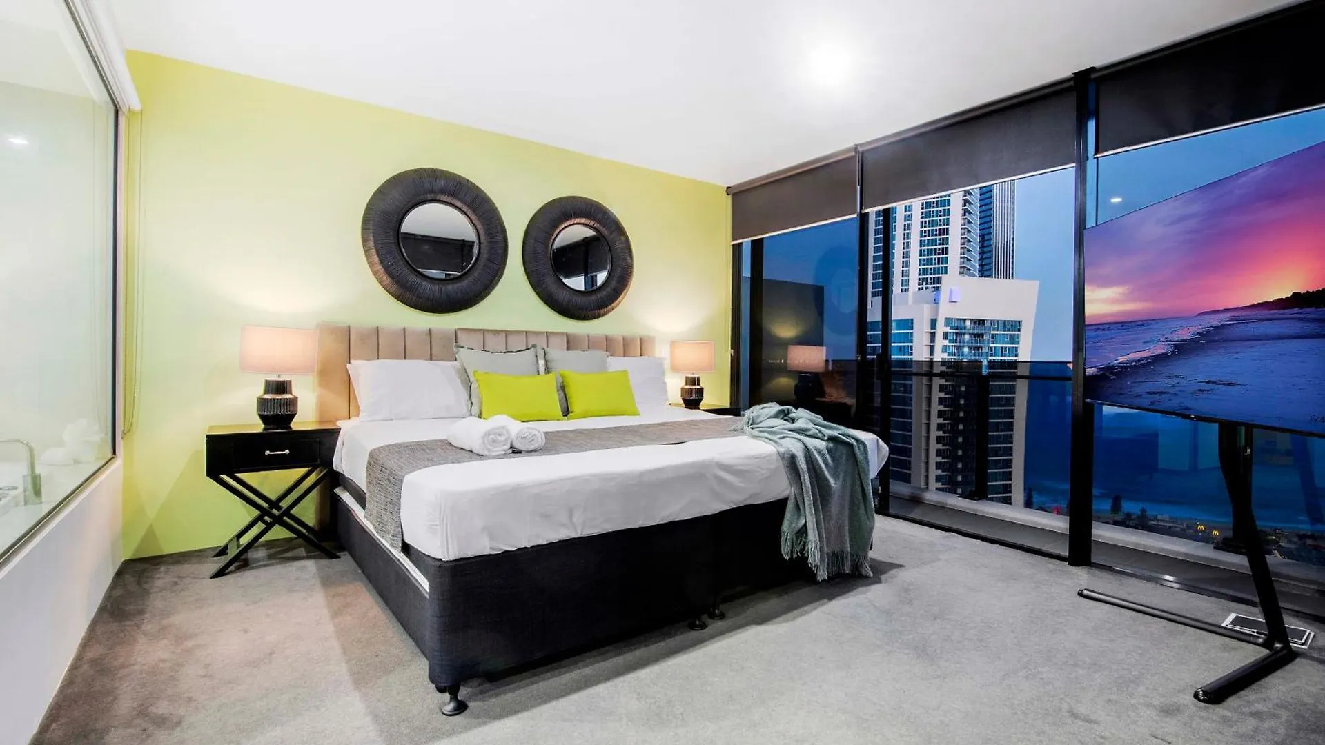 Circle On Cavill - Self Contained & Privately Managed Apartments - Wow Stay Gold Coast