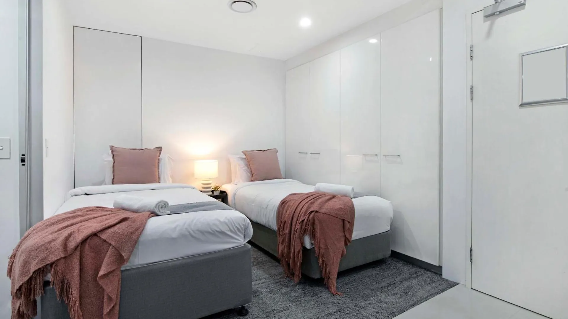 Circle On Cavill - Self Contained & Privately Managed Apartments - Wow Stay Gold Coast