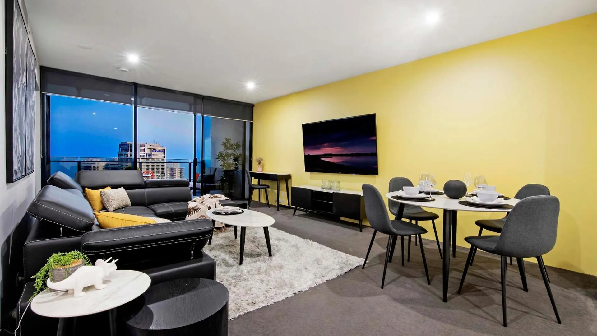 Circle On Cavill - Self Contained & Privately Managed Apartments - Wow Stay Gold Coast
