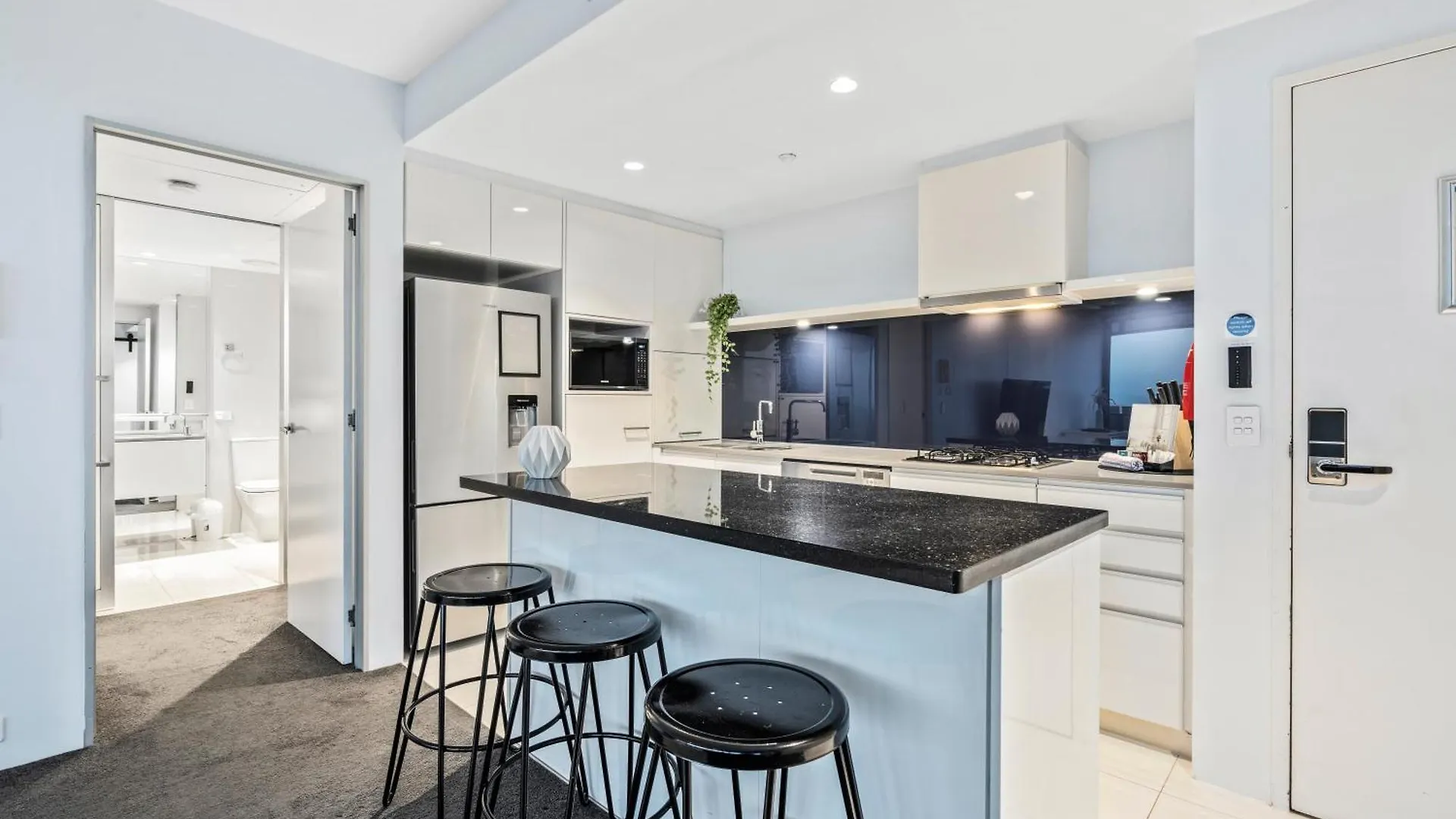 Circle On Cavill - Self Contained & Privately Managed Apartments - Wow Stay Gold Coast 0*,  Avustralya