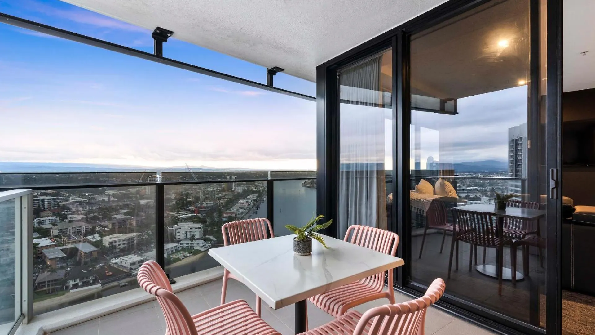 Circle On Cavill - Self Contained & Privately Managed Apartments - Wow Stay Gold Coast